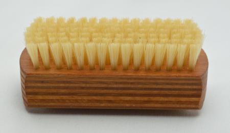 Handwaschbürste Schichtholz mit Griffmulden. 6 und 4 Reihen helle Naturborsten. Bürstenfabrik Keller seit 1869.